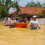 Kapolresta Terjun Langsung Di Dua Desa Di Kecamatan Waled Terdampak Banjir