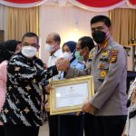 Kapolda Riau Terima Penghargaan Komitmen Pemenuhan Hak Anak Pada Hari Anak Nasional Riau 2022