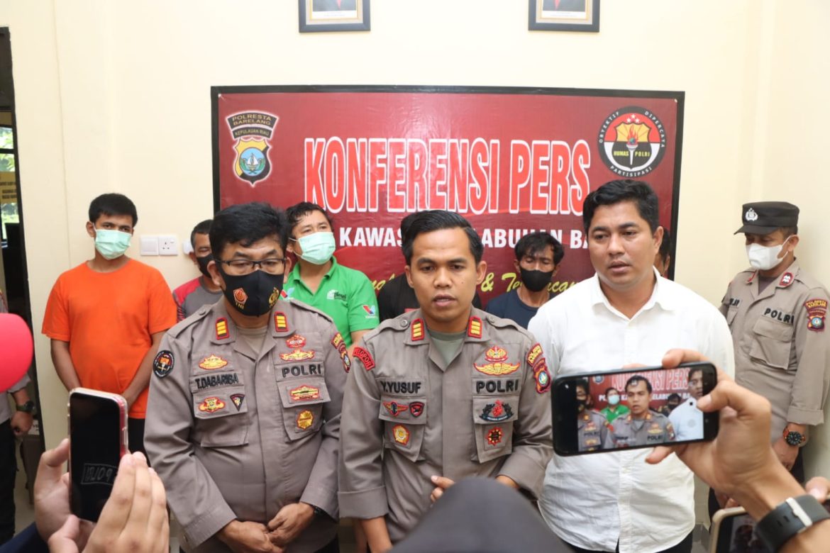 Kapolsek Kawasan Pelabuhan Batam Akp Yusriadi Yusuf Sik.MH  Gelar Konferensi Pers Ungkap Pelaku Penampung PMI Ilegal