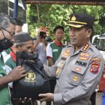 Kapolresta Cirebon dan Mahasiswa Keliling Pangkalan Ojek hingga Angkot Bagikan Bansos