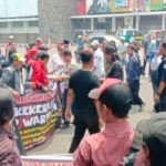 Aksi Unjuk Rasa Ribuan Jurnalis di Karawang Minta Bupati Karawang Copot ASN yang Aniaya 2 Jurnalis"