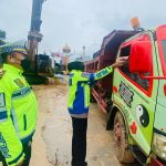 Hujan deras Melanda Kota Batam Kasatlantas Polresta Barelang Bersama Jajaran Terjun Langsung Antisipasi Macet Dan Banjir