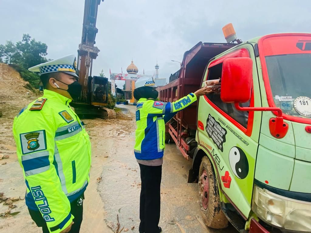 Hujan deras Melanda Kota Batam Kasatlantas Polresta Barelang Bersama Jajaran Terjun Langsung Antisipasi Macet Dan Banjir