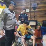 Dapat Bantuan Kursi Roda Dari Polda Riau, Ibu Kandung Fikri Sambut Dengan Air Mata Haru.