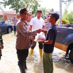 Peduli Kemanusiaan, Kapolres Sergai AKBP Dr Ali Machfud Blusukan Beri Sembako Korban Banjir