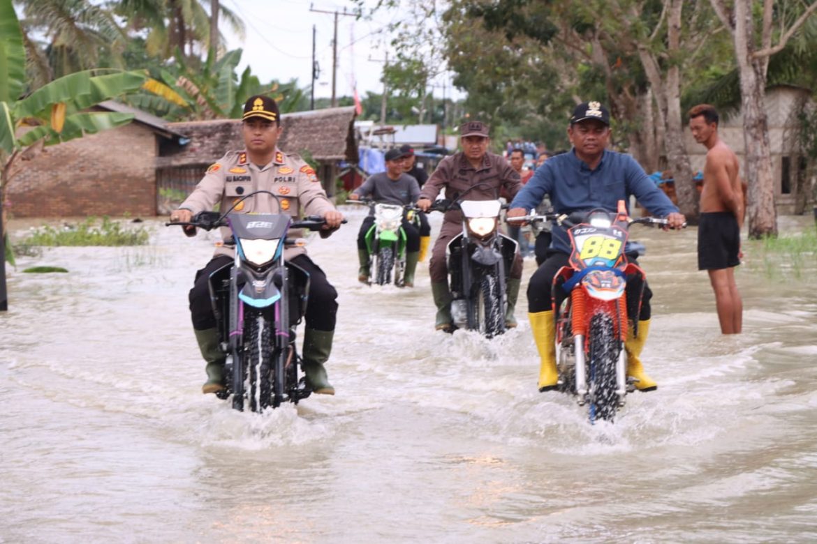 Forkopimda Sergai Tinjau Lokasi Banjir dan Berikan Sembako