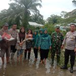 Wakapolsek Bandar Khalipah Sampaikan Sembako bagi Warga Terdampak Banjir