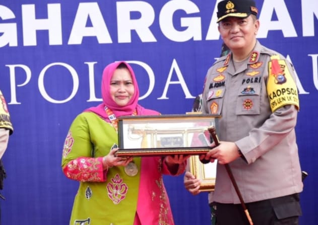 Kepala Daerah Terbaik se-Riau, Bupati Kasmarni Terima Penghargaan Dari Kapolda Riau