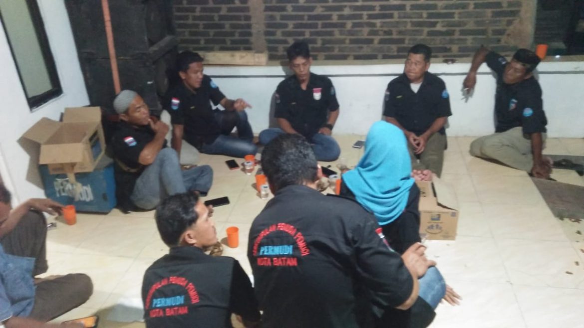 Perkumpulan Pemuda Pemudi (PERMUDI) Kota Batam Melakukan Gotong Royong Membersihkan Area Pemakaman tanjung sengkuang