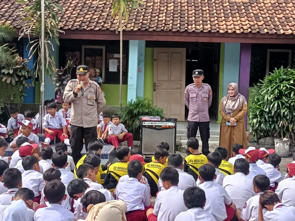 Panit 1 Binmas Polsek Arjawinangun Polresta Cirebon Memberikan Himbauan Kamtibmas kepada siswa SDN 3 Arjawinangun