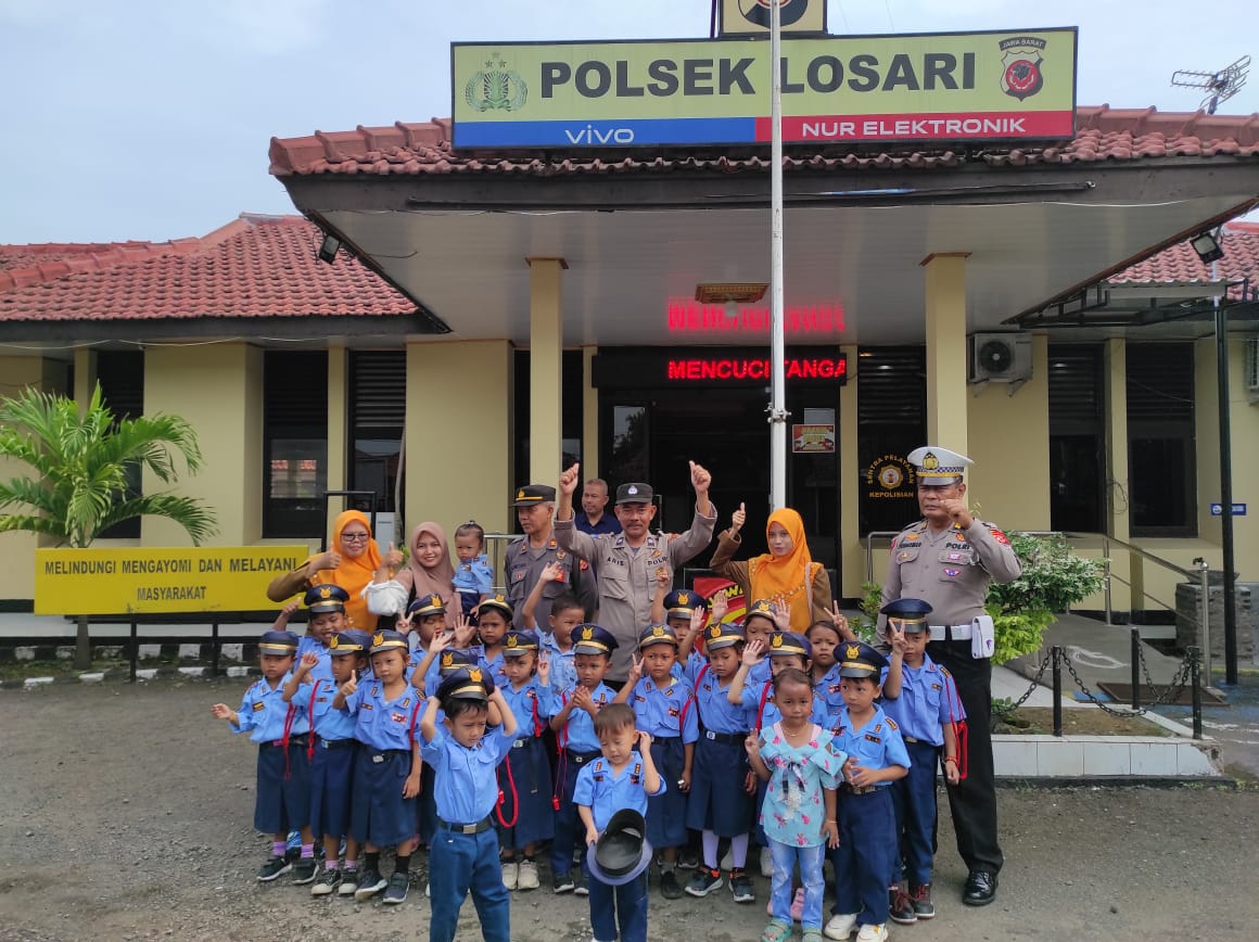 Untuk mewujudkan program Polisi Sahabat Anak, Polsek Losari Polresta Cirebon menerima kunjungan Paud Al- Wahid.  