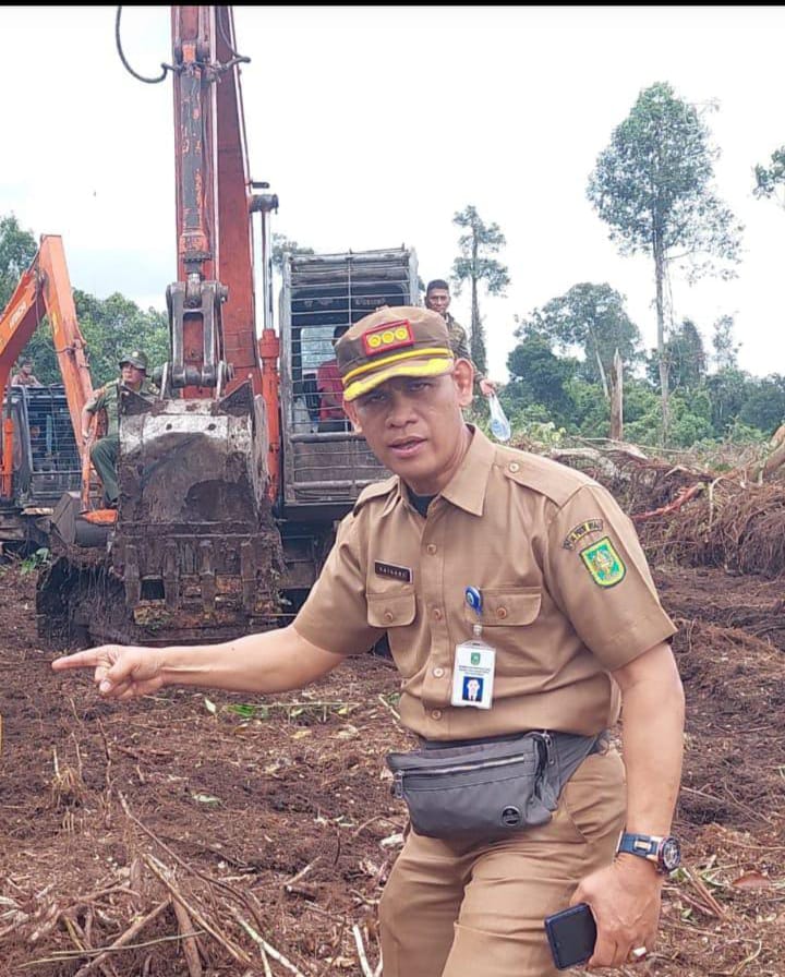 Beroperasi di Kawasan Hutan Negara, Dua Unit Alat Berat Ditahan DLHK Riau