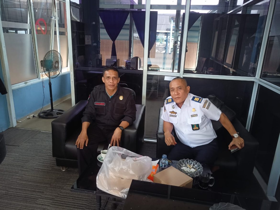 Ketua SWI Kepri Berbagi Pengalaman Dengan Kepala Pos Pelabuhan Tanjung Uban