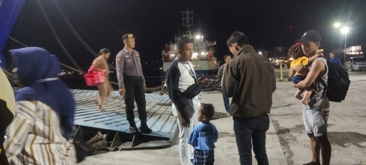 Beri rasa aman, Personil Polres Nias lakukan Pengamanan keberangkatan Kapal di Pelabuhan angin Gunungsitoli