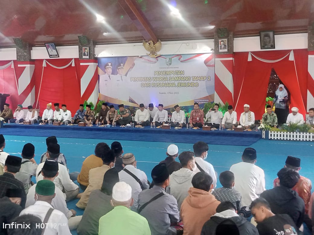 Bupati Dan Wabub Sampang Jemput Mantan  Penyintas  Konflik Syiah Dari Pengungsian Rusun Jemundo Ke Kampung Halamannya