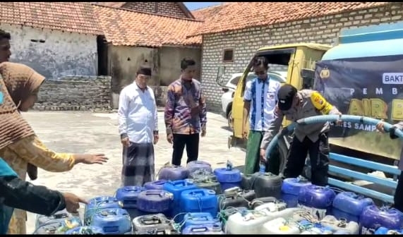 Pemerintah Desa Disanah Salurkan Air Bersih untuk Warga yang Terdampak Kemarau Panjang